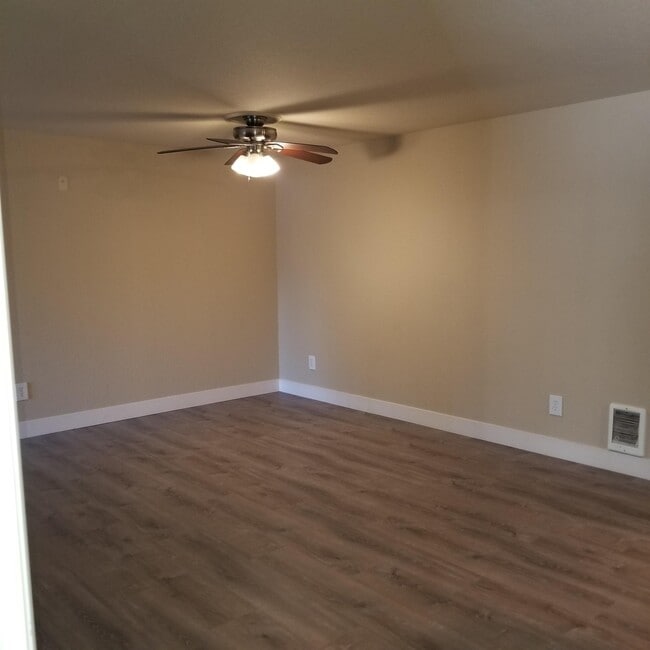 Building Photo - 9917 Holly Dr