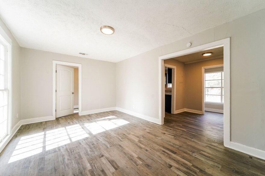 Building Photo - 522 Woodbury Rd