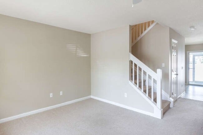 Building Photo - Updated Townhouse