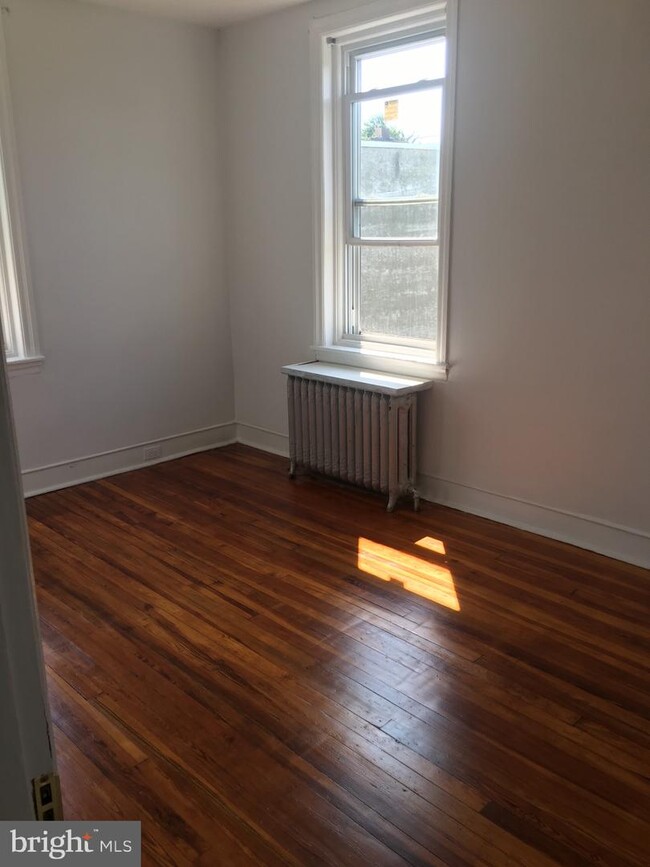 Building Photo - 5444 Addison St