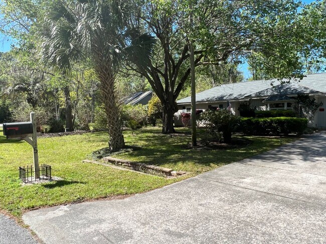 Building Photo - Updated Old Woodlands Plantation Home with Fenced Yard