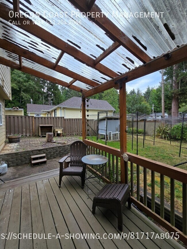 Building Photo - 520 Pettinger St