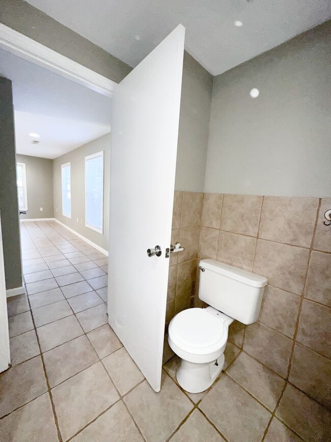 Building Photo - Charming 1 Bedroom, 1 Bathroom Apartment w...