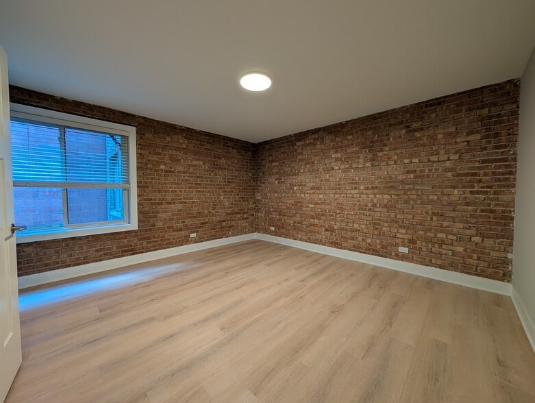 Building Photo - 1214 N La Salle Dr