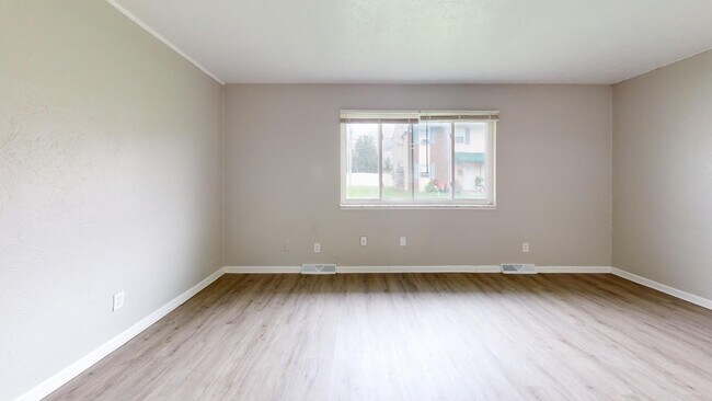 Building Photo - 3 Bedroom/1 bathroom renovated townhouse.