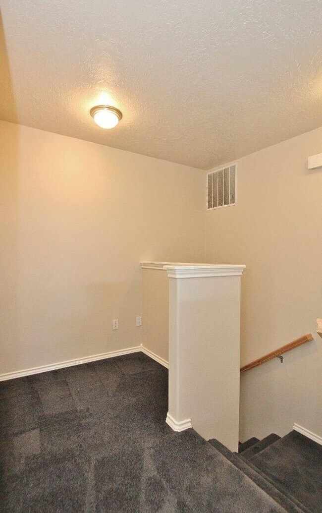 Building Photo - Clean home in Quiet Neighborhood