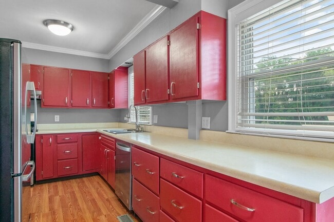Building Photo - 3 Bed/2 Bath.  Pet Friendly. Large Yard. No Security Deposit