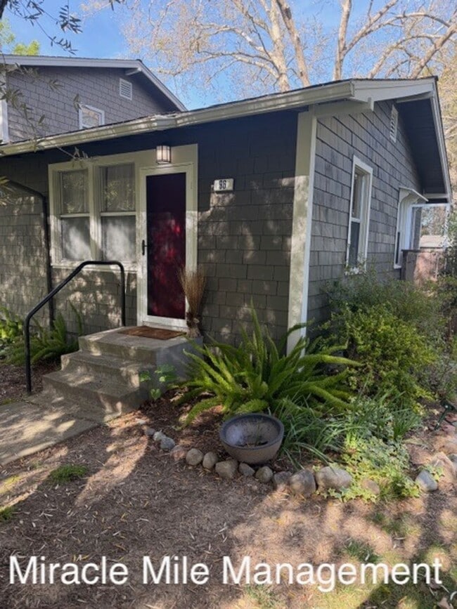 Building Photo - Modern Condo Beautifully Updated