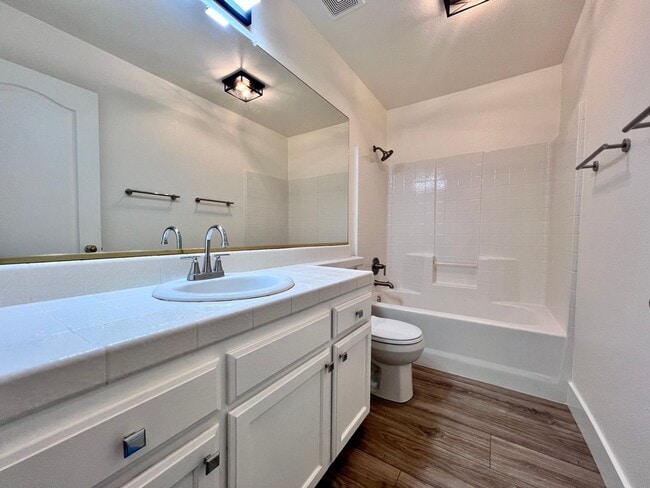 Building Photo - $2,595 Chestnut & Teague, 3 bedroom House - Fresno / Gated Community / New Paint & Floors