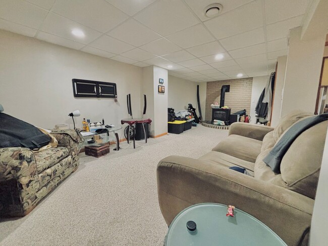 Building Photo - Great crystal home with huge fenced in bac...
