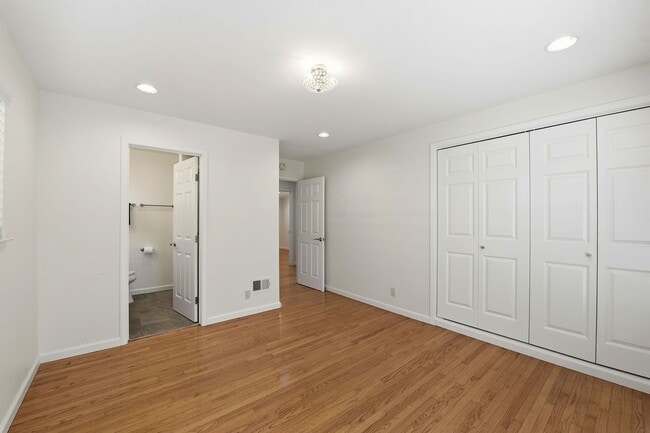 Building Photo - Move-In Ready Blossom Hill Gem – New Bathrooms and many upgrades!