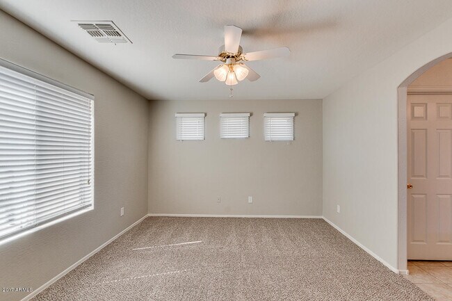 Building Photo - 4BR 3 FULL BATHROOMS W/ HUGE LOFT AND LARGE MASTER
