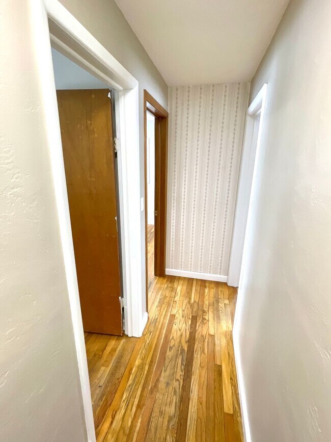 Building Photo - Three bedroom, Two bath House