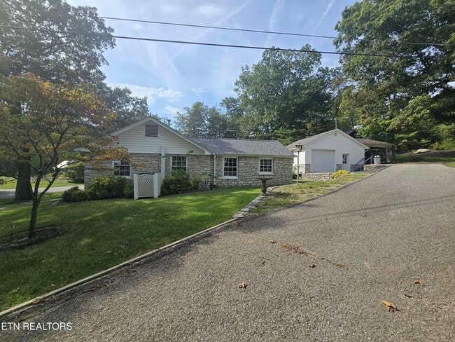 Building Photo - 136 Pine Rd