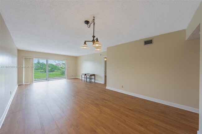 Building Photo - 3581 Inverrary Dr
