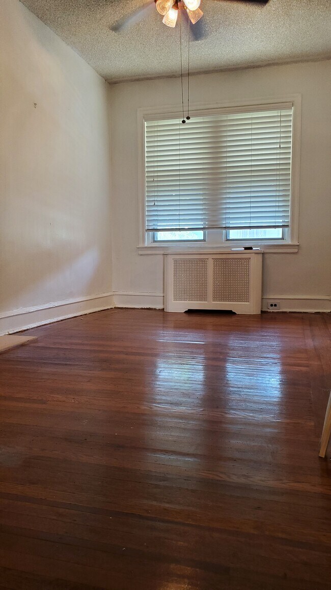 Building Photo - 1926 W Airdrie St