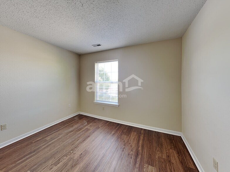 Building Photo - 143 E Pine Ridge Dr