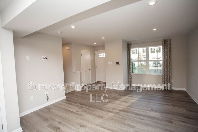 Building Photo - 2 Mulberry ln