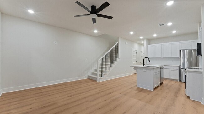 Building Photo - 1861 Lapis Ave