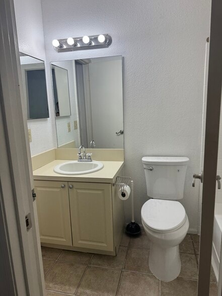 Building Photo - 9481 Highland Oak Dr