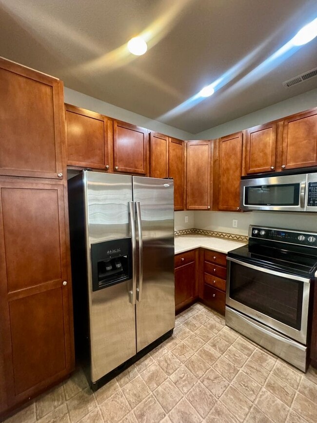 Building Photo - Updated Townhome in North Colorado Springs