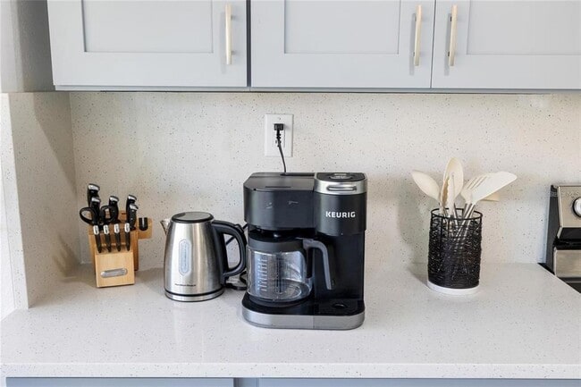 Building Photo - 8825 Oak St