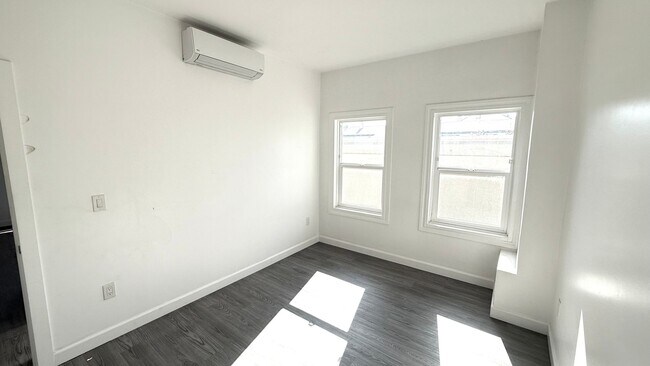 Building Photo - El Buho