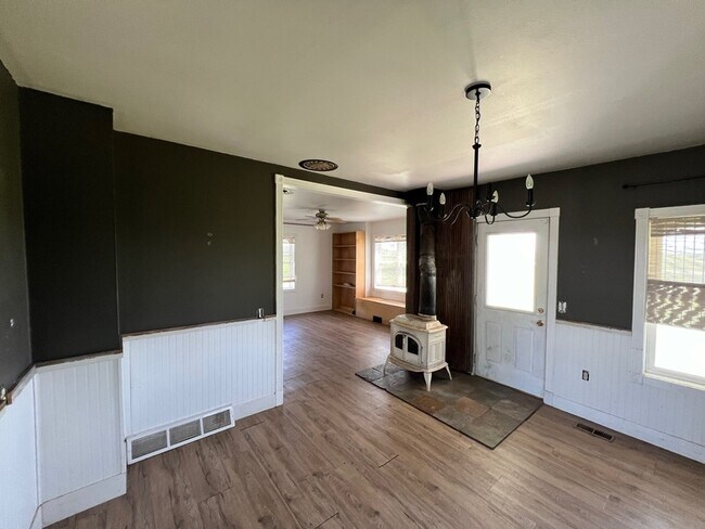 Building Photo - 3085 Overland Ave