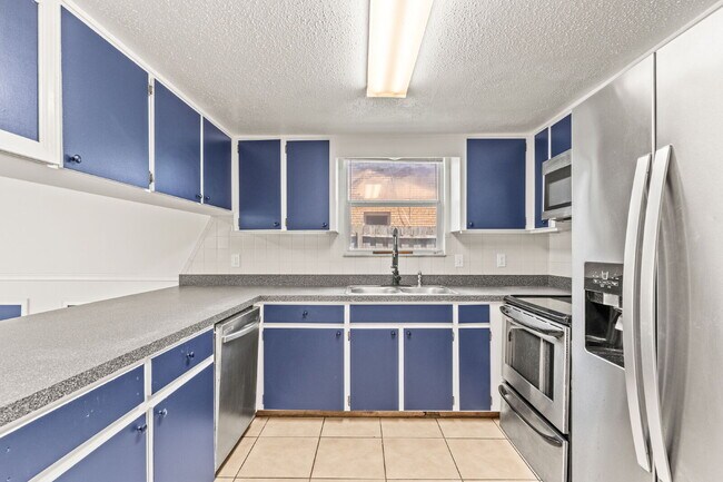 Building Photo - Charming 2-Bed Duplex Retreat in Edgewater...