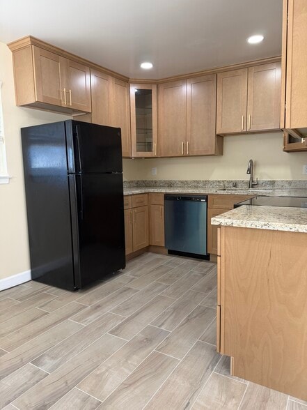 Building Photo - 545 Northlake Dr