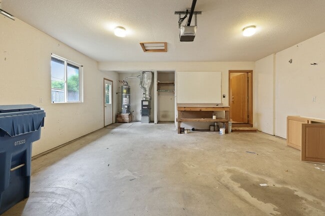 Building Photo - Move in ready now! 4 bedrooms in Lacey - North Thurston School district.