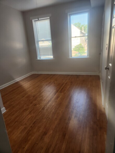 Living Room - 2326 S Homan Ave