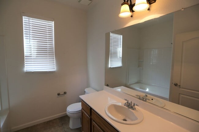Building Photo - Spacious family home