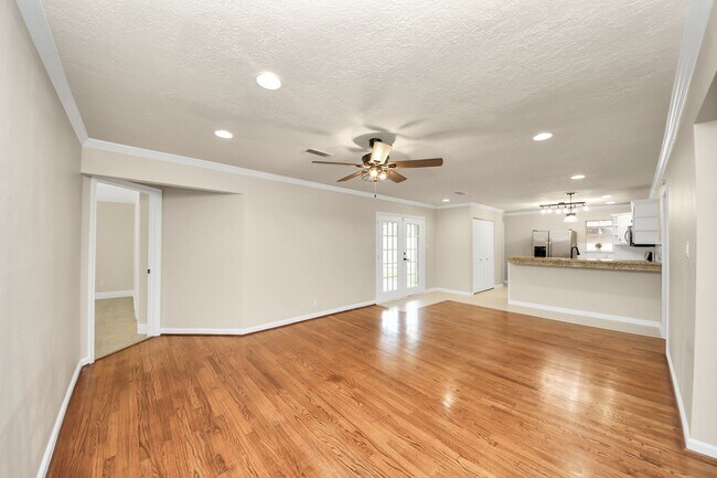 Building Photo - 2215 Gardenia Dr