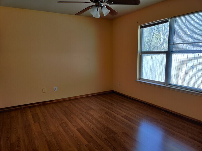 Building Photo - 3102 Via Helena Dr