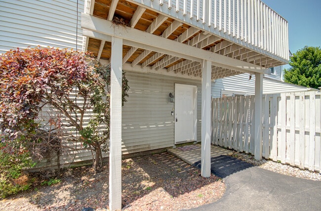 Building Photo - 2333 Carnation Dr