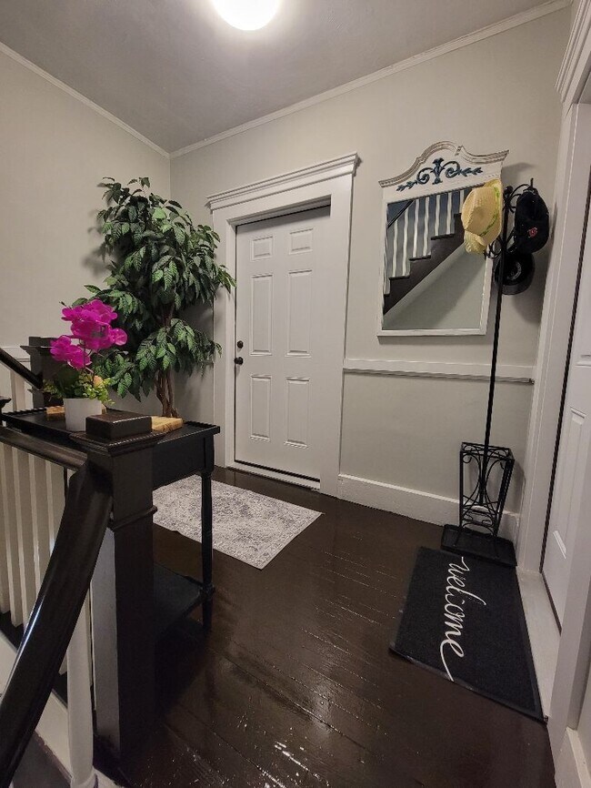 Building Photo - 107 Munroe St