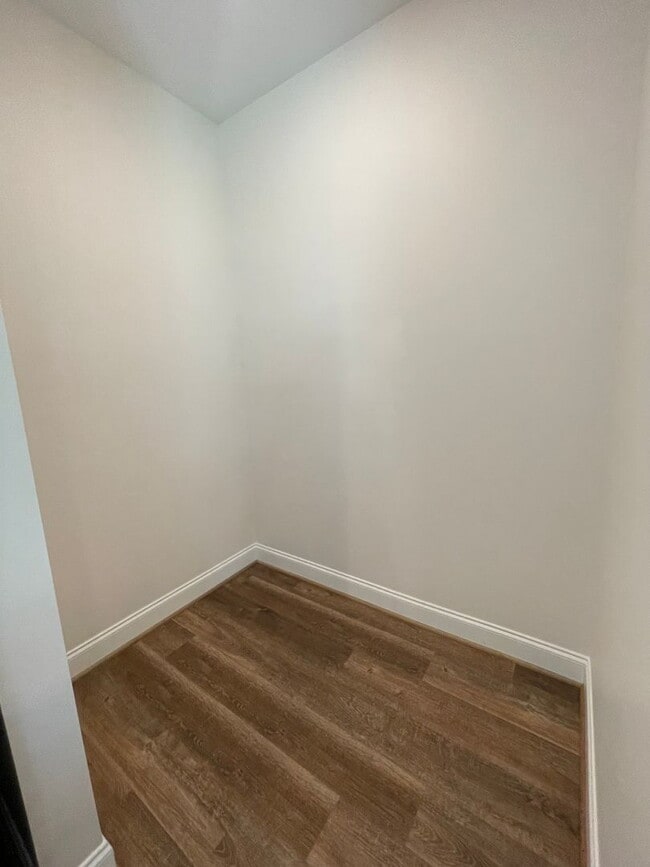 Building Photo - Sign a 12-month lease now and receive the ...