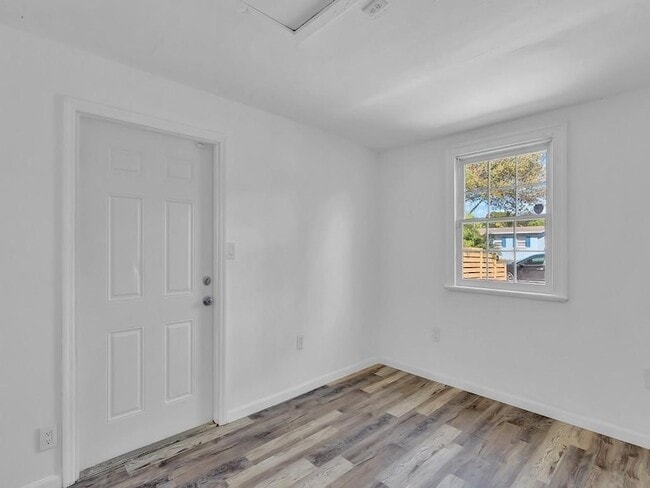 Building Photo - 703 5th Pl SW