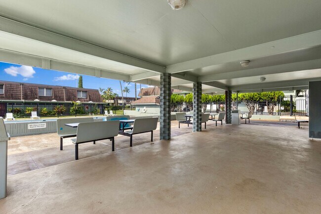 Building Photo - Spacious 3-Bedroom Townhome Across from Pearlridge – Available April 5