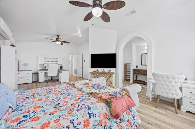 Building Photo - Beautiful 3-Bedroom, 3-Bath Home in Riverl...
