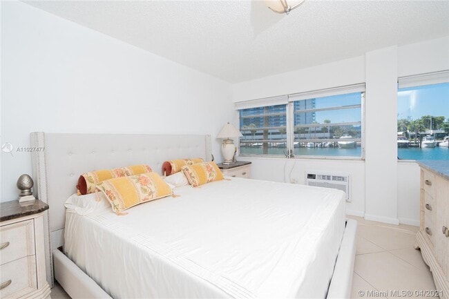 Building Photo - 220 Kings Point Dr