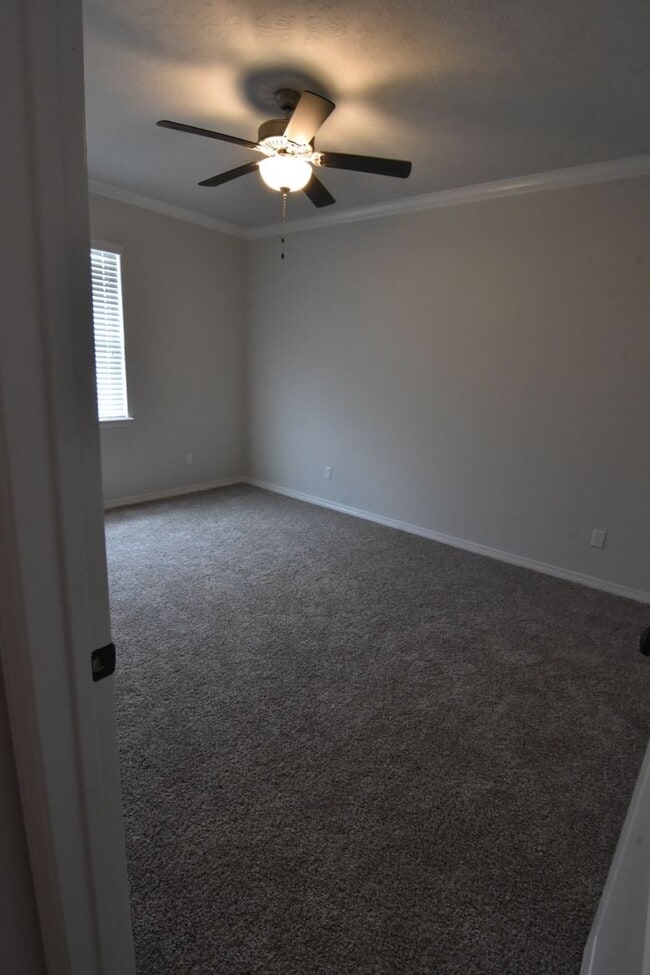 Building Photo - 4 bed,4 bath House