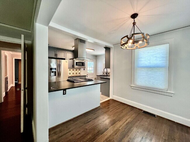 Building Photo - Picturesque 3 Bedroom House!