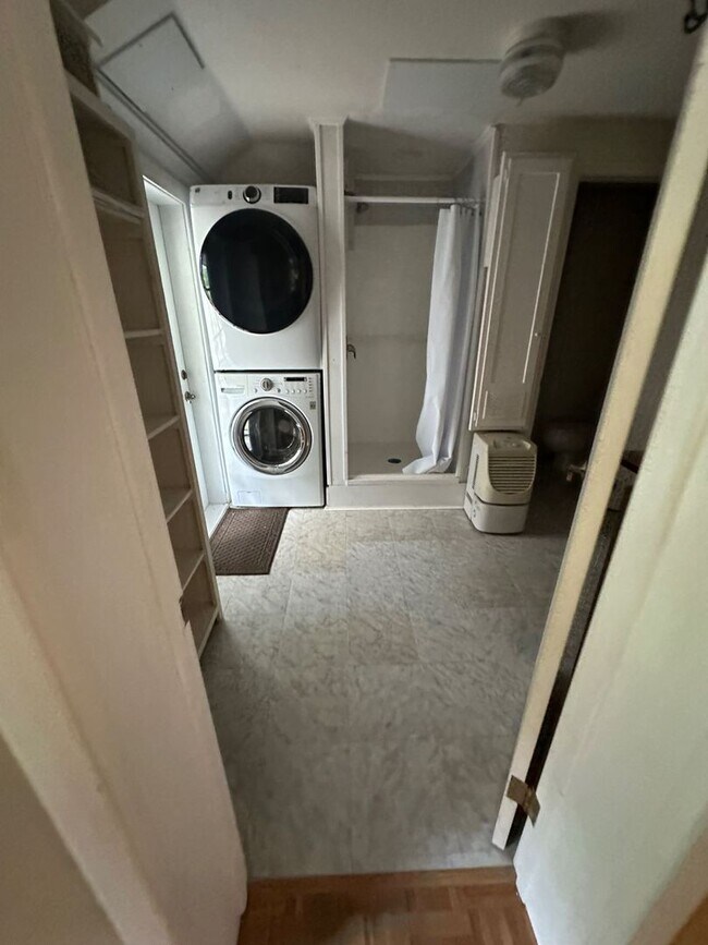 Building Photo - Charming 3 Bedroom w/ study that can be 4t...