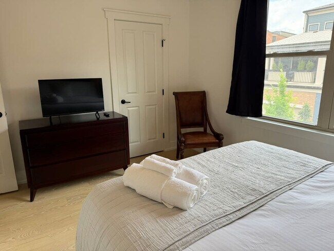 Building Photo - 1408 Pleasant St