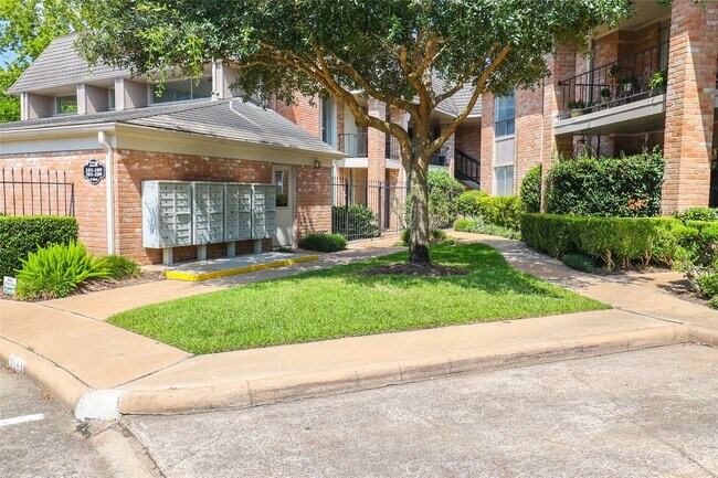Building Photo - 2230 S Piney Point Rd