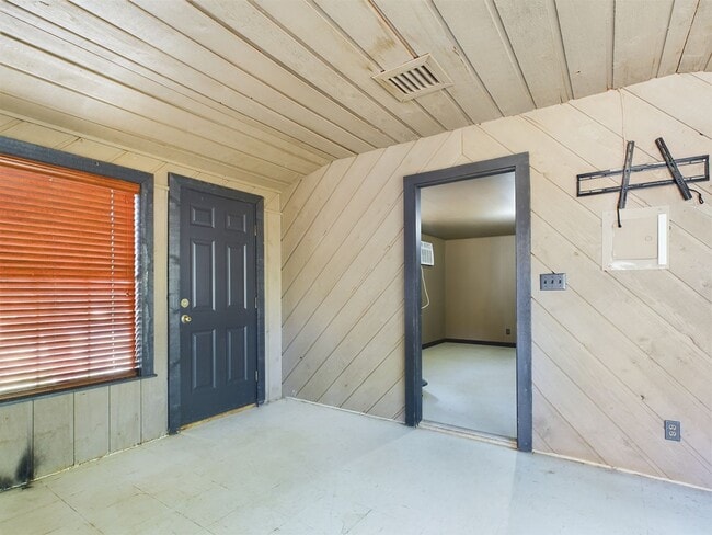 Building Photo - Charming 3-Bed Oasis with Fireplace & Hard...