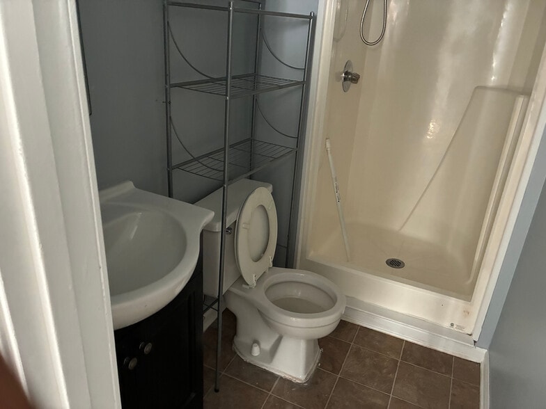 Building Photo - Room in House on Feather Dr