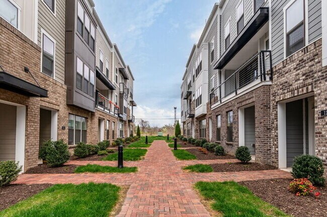 Building Photo - Modern End-Unit Townhome in Rocketts Landing – Prime Richmond Location